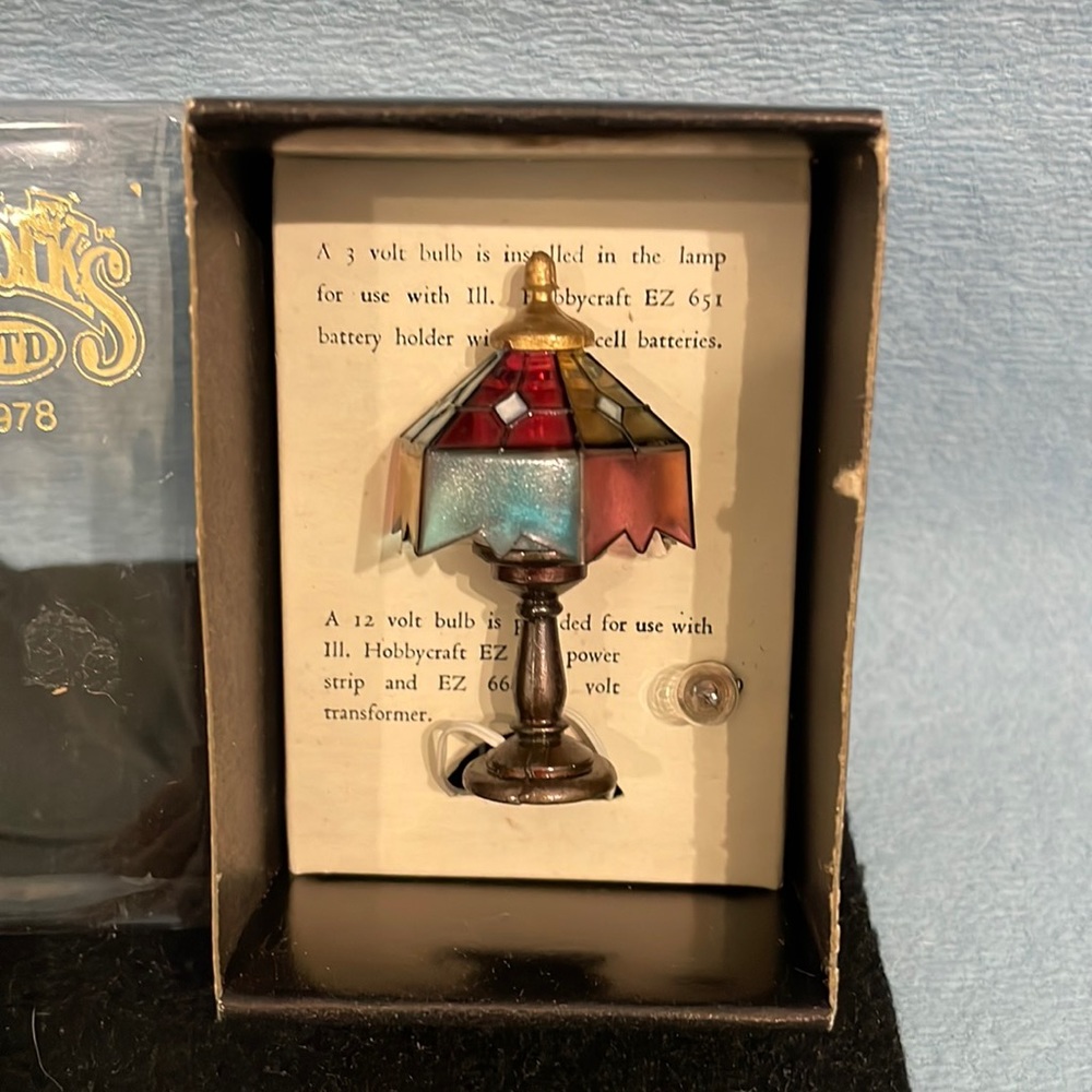 HOUSEWORKS Tiffany style dollhouse lamp